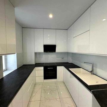 Продам 2к квартиру вул Івасюка з ремонтом зручний поверх.Без комісії.