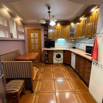 Простора 3-к квартира поруч з метро Героїв Дніпра