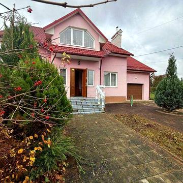 Продаж будинку з гаражем
