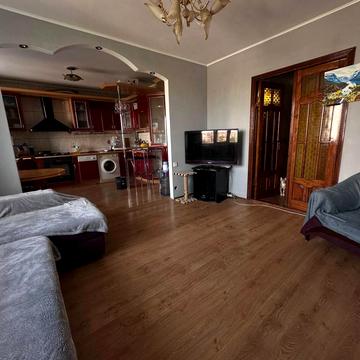 Листопадова вул., 28