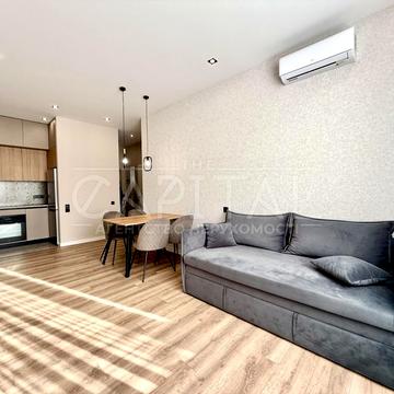 Ґарета Джонса вул. (Сімї Хохлових), 8