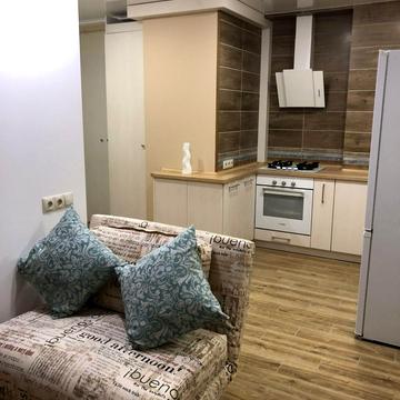 Теплична вул., 48