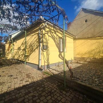 Продається 3-х кімнатний будинок в центральній частині м.Берегове