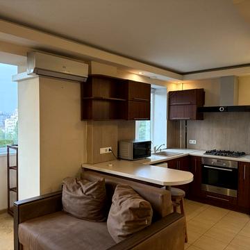 Стадіонна вул., 21/4