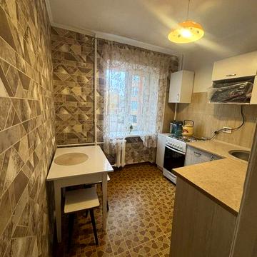 Сдаётся 2х ком. центр. район площади, мебель, техника.