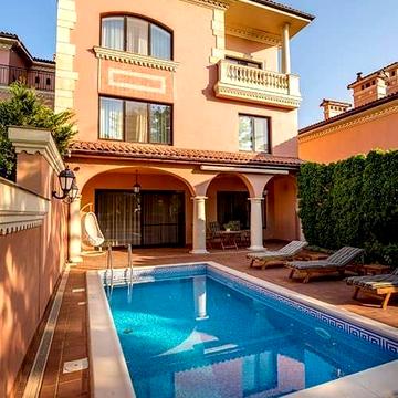 Аренда виллы с басейном у моря. На территории свой парк. Свет всегда!