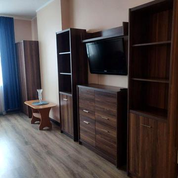 Дніпровська набережна вул., 1