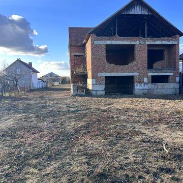 Продаж недобудови на ділянці площею 12 сот! В чудовому районі!