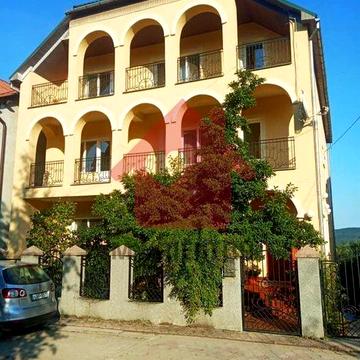 Продаж просторого будинку неподалік центру міста!