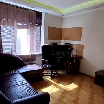 Валерія Лобановського просп. (Червонозоряний), 4-Б