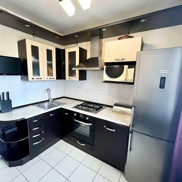 Простора 2-кімантна квартира з якісним ремонтом вул. Лариси Руденко 7