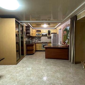 2к  поруч з центорм міста . Ремонт. Меблі. Техніка