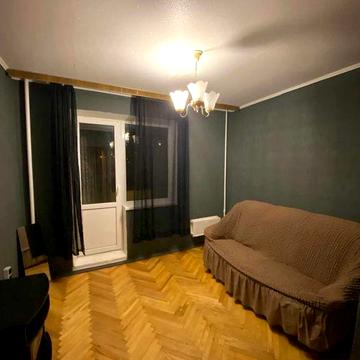 Продам 3 к. квартиру біля метро Харківська, вул. Кошиця, 7