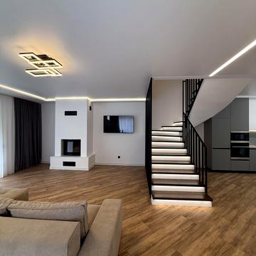 Дмитра Яворницького вул., 1