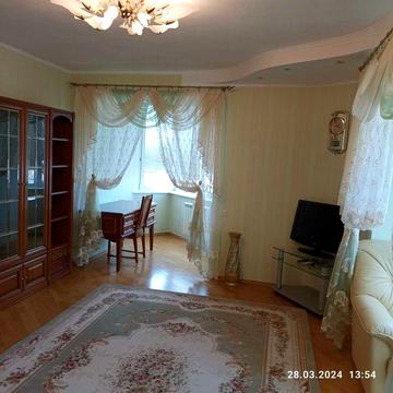 Здам в Києві комфортну двокімнатну квартиру і підземний паркінг.