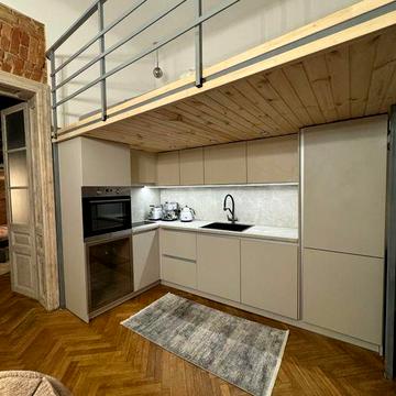 Продається 2-х к. квартира з авторським ремонтом в самому центрі міста