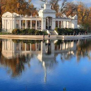 Будиночок на березі річки в центрі міста !
