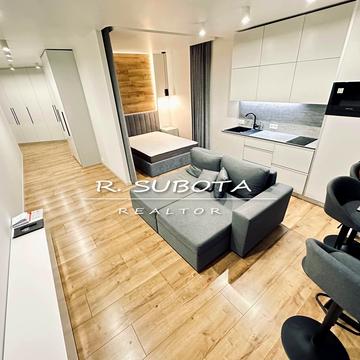 Набережна Перемоги вул., 7