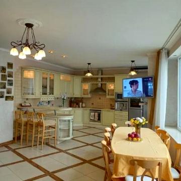 Літературна вул., 1а