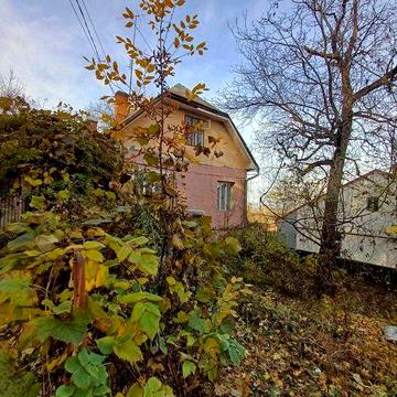 Продаж квартири в будинку на три сім"і