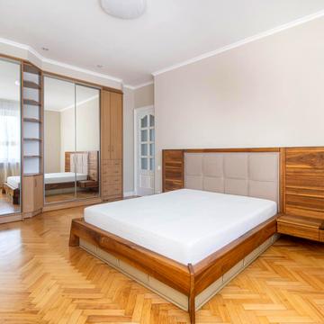 Павла Грабовського вул., 6а