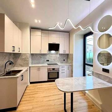 Квартира з новим ремонтом, автономним опаленням та окремим входом