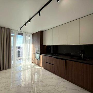 Велика 1-кім з балклном та меблями