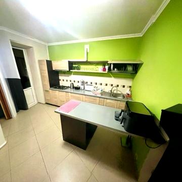 Черкаська вул., 4