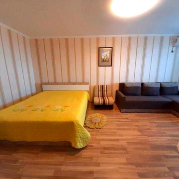 Сдам свою одноком. квартиру в центре помесячно или до лета