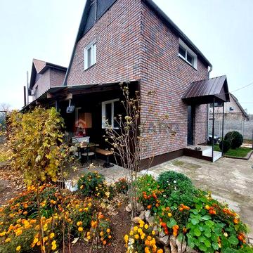 Заміський будиночок поряд із містом