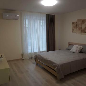 Набережна Перемоги вул., 44