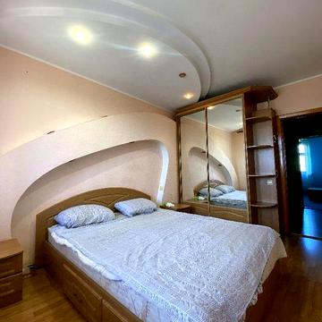 Продаж просторої трьохкімнатної квартири на Жадова( ближне)