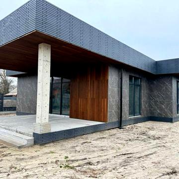 Сучасний будинок в Білогородці з теплою підлогою та терасою.