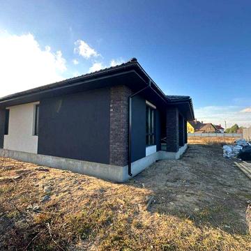 Будинок з красивою терасою в передмісті Києва на ділянці 6 соток!