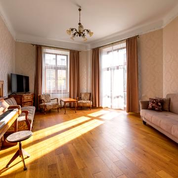 Скельна вул., 1