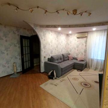 Здається трьох кімнатна квартира