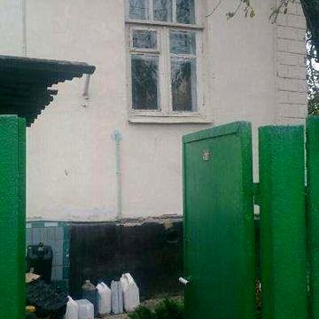 Продаётся 1/4 дома на Печерске с земельным участком.