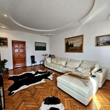 Трёхкомнатная квартира с видом на море, Центр