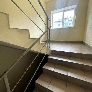 Весняна вул., 2