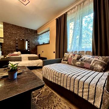 Богдана Хмельницького вул., 3