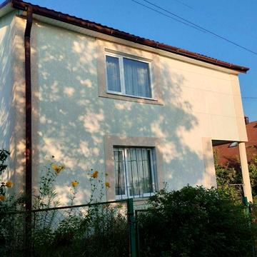 Дачний великий будинок