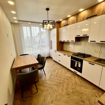 Героїв Крут вул., 8