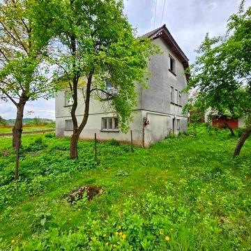 Недорого продається добротний цегляний будинок з гаражем...