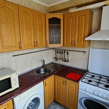 Братиславська вул., 4