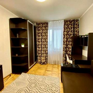 Поліська 4а, Велика 3к квартира, Поруч зупинка! Є торг!