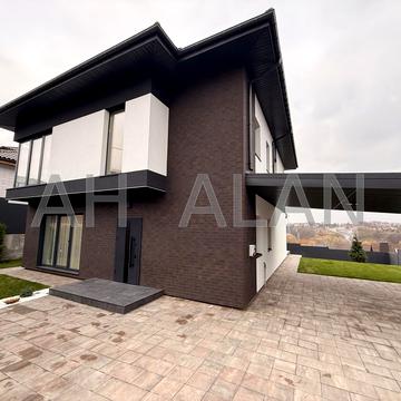 Захрестова вул., 1