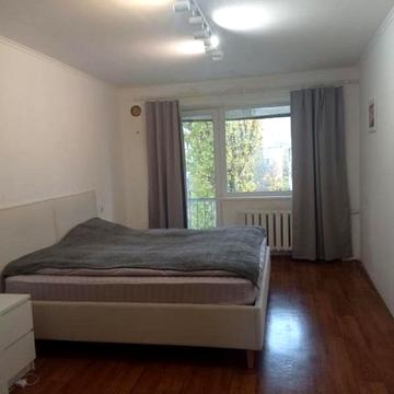 Космонавтів вул., 25/4