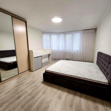 Анни Ахматової вул., 34