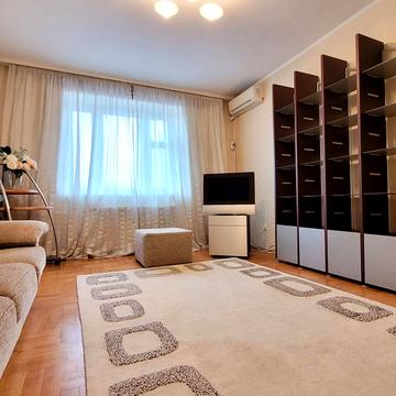 Анни Ахматової вул., 3