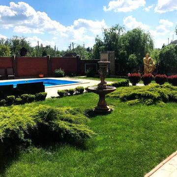 Дім з бассейном та парком